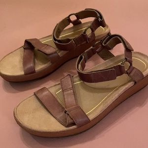 Size 10 Vionic leather sandals